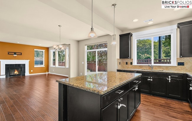 Building Photo - Natural Light-Filled Renton Home with Space to Live & Entertain!