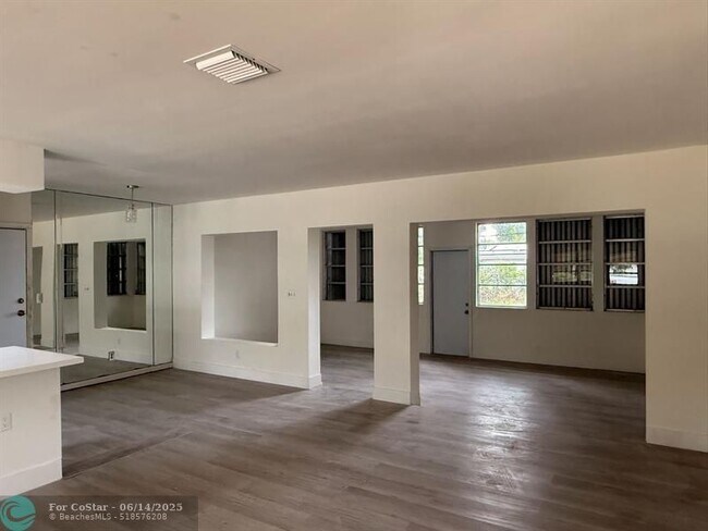 Building Photo - 237 E Ilex Dr