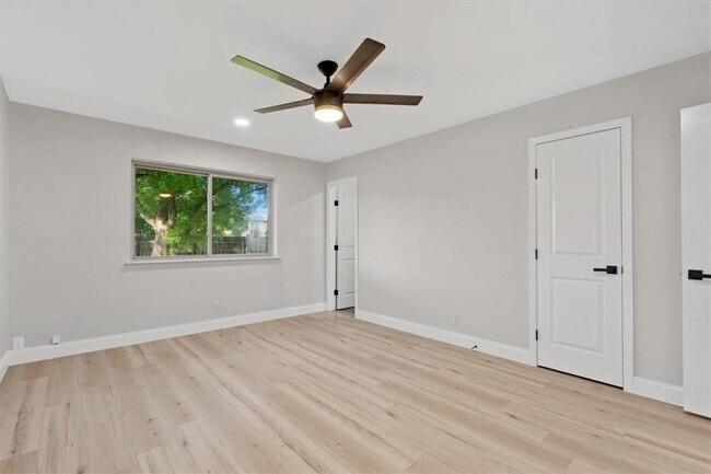 Building Photo - 304 Skyloop Dr