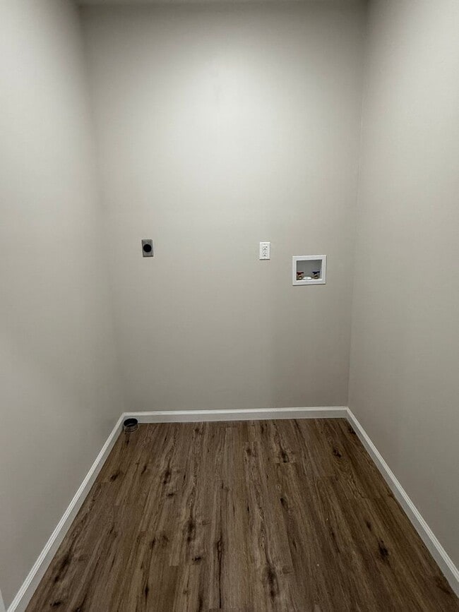 Building Photo - Beautifully updated & in great location