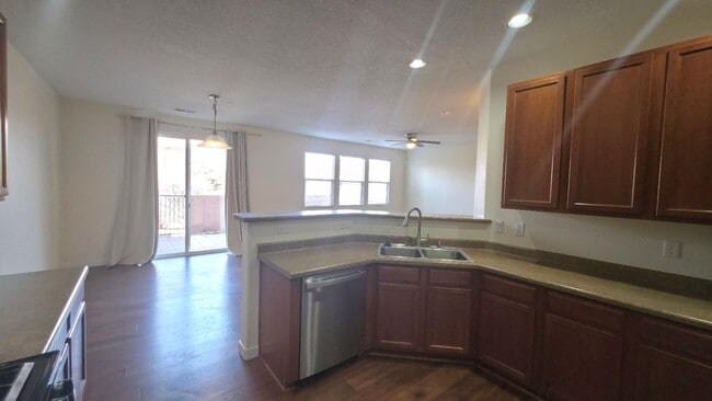 Building Photo - 3 bedroom 2.5 bathroom Townhome