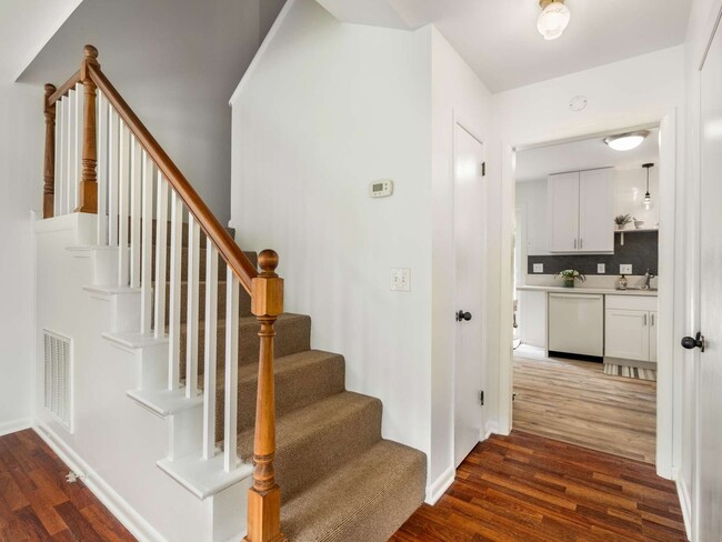 Building Photo - Awesome 2BE/1.5BA duplex in fantastic location in Nashville!