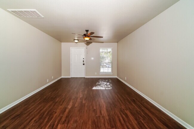 Building Photo - 207 Riders Walk