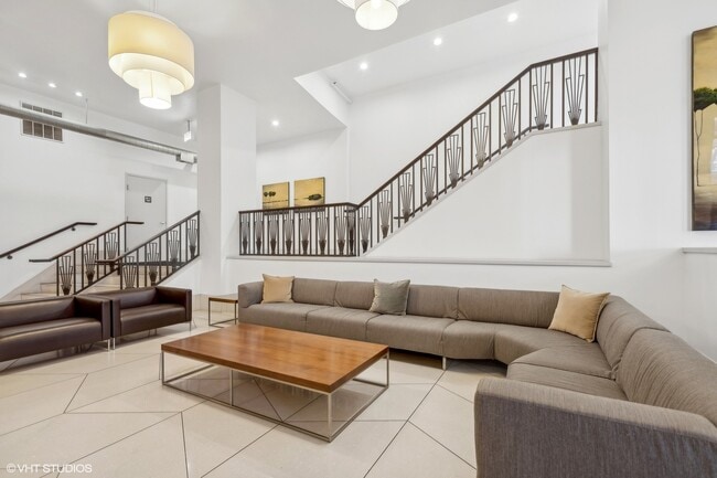 Building Photo - 758 N Larrabee St