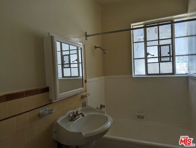 Building Photo - 621 S Gramercy Pl