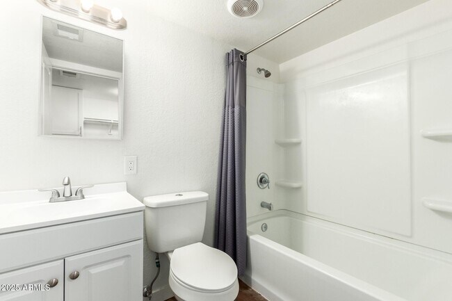 Building Photo - 616 S Bellview