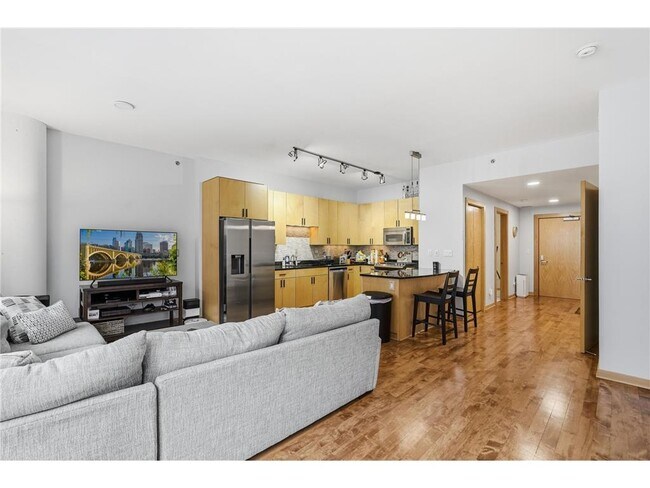 Primary Photo - 215 10th Ave S