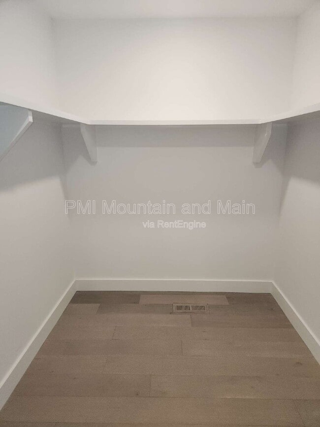 Building Photo - 808 Maybank Dr