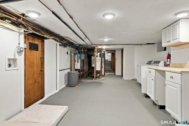 Building Photo - 126 Booth St