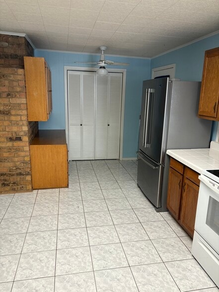 Building Photo - 206 Cedarcrest Dr