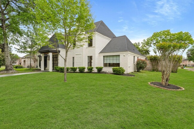 Building Photo - 819 Silvergate Dr