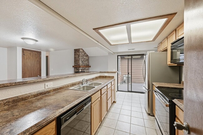 Building Photo - $2,595.95  - 3 Bed, 2 bath Condo with Lofted Bonus Space and In Unit Laundry!