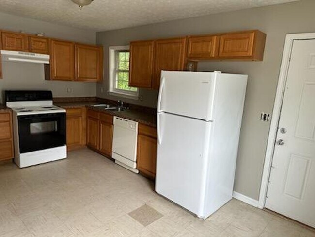 Building Photo - Newly Renovated 2 BR/1BA