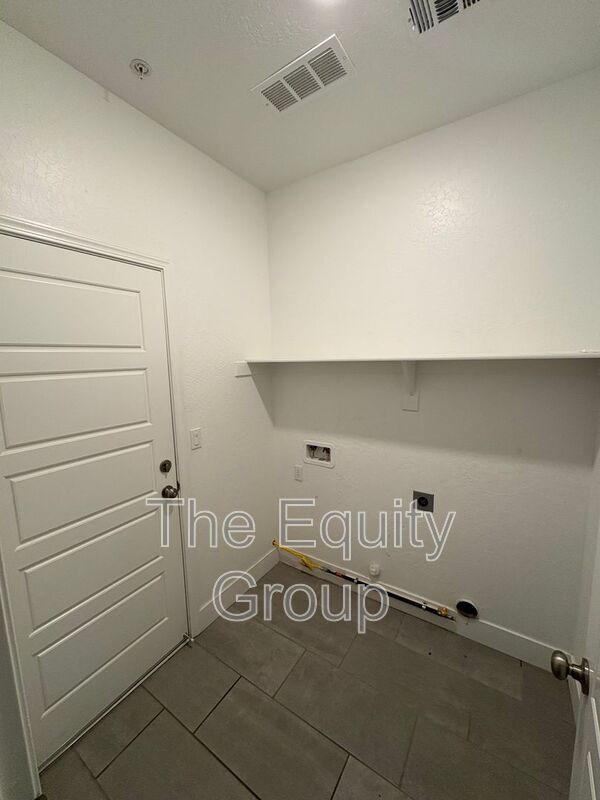 Building Photo - 217 E Tyler Ave