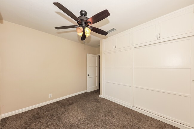 Building Photo - 4765 Sunnyside Dr