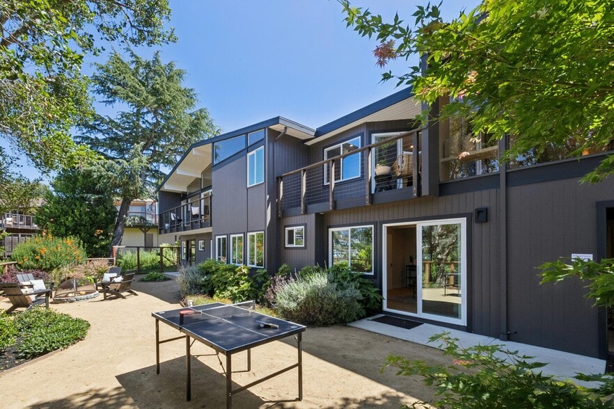 Building Photo - 453 Wellesley Ave