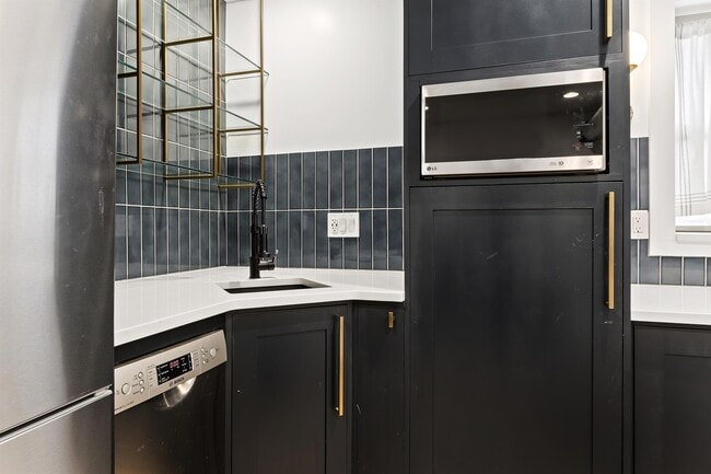 Building Photo - 276 E Broadway