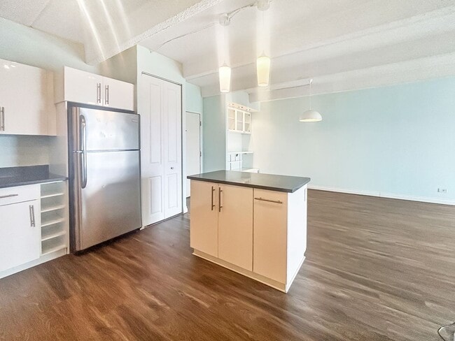 Building Photo - $0 DEPOSIT OPTION. SPACIOUS 12TH-FLOOR 1-B...