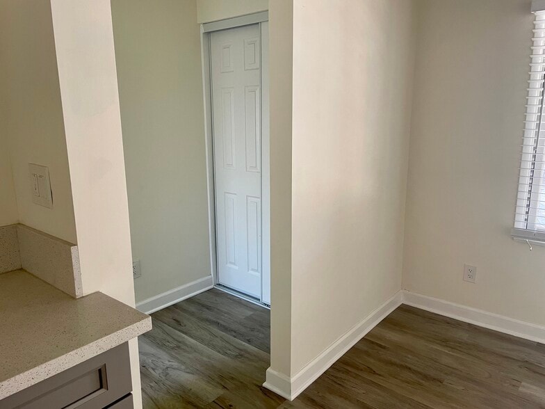 Building Photo - 6914 N Vista St