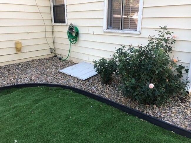 Building Photo - Great Location!  Updated Bungalow 2 bed, 1 bath with a bright open floor plan, plenty of natural ...