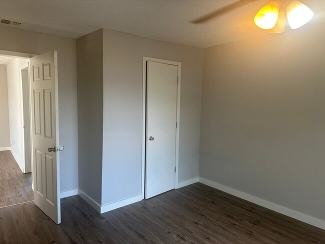 Building Photo - LARGE CORNER LOT!  2 bed 1 bath, could be 3 bedroom