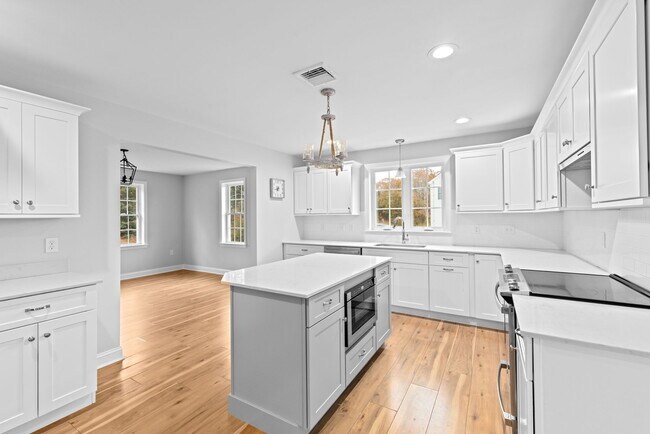 Building Photo - 145 Driftway