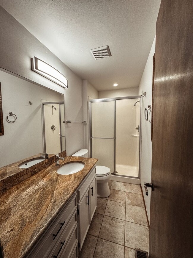 Building Photo - Elaborate 4 Bedroom 3 Bathroom Retreat in ...