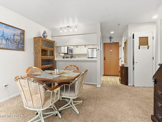 Building Photo - 3095 Lakeside Dr