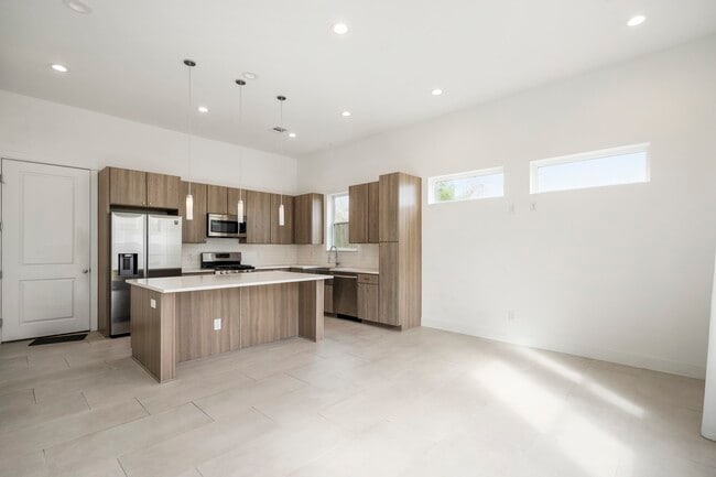 Building Photo - 594 Janisch Rd