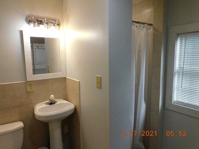 Building Photo - 3 Bedroom/2 Bath Ready Home