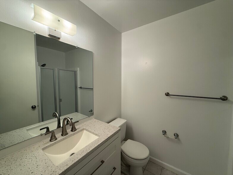 Building Photo - 5900 Canterbury Dr