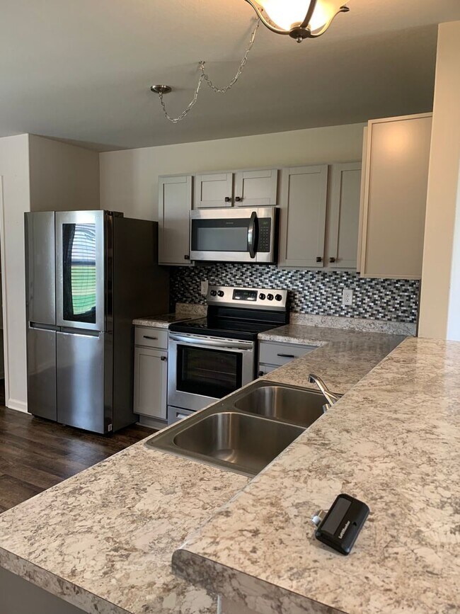 Building Photo - Newer 4bed/2bath home near ASU and NEA Hos...