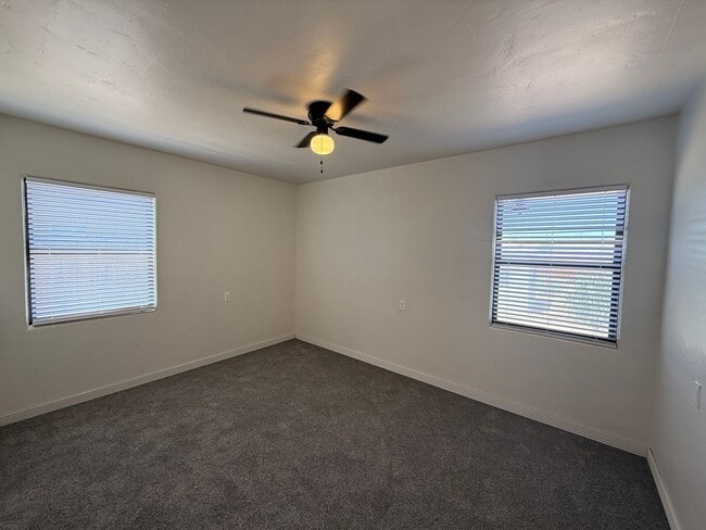 Building Photo - 1835 Palomas Dr NE