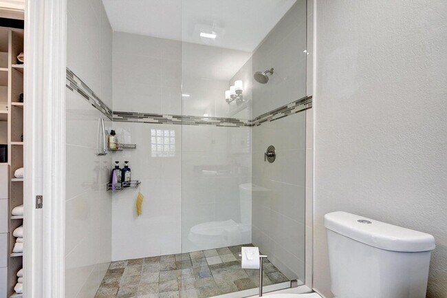 Building Photo - 702 Grove St