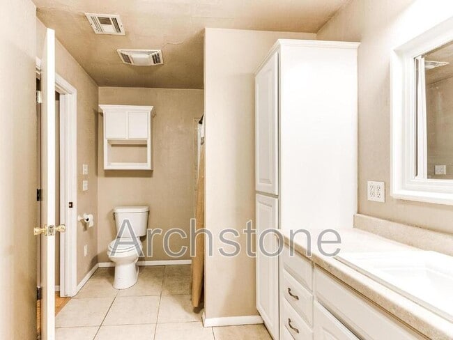 Building Photo - 501 S Santa Fe Dr