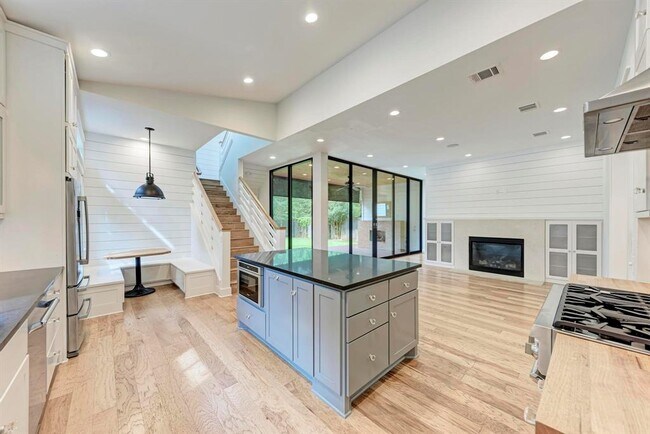 Building Photo - 1707 W St Johns Ave