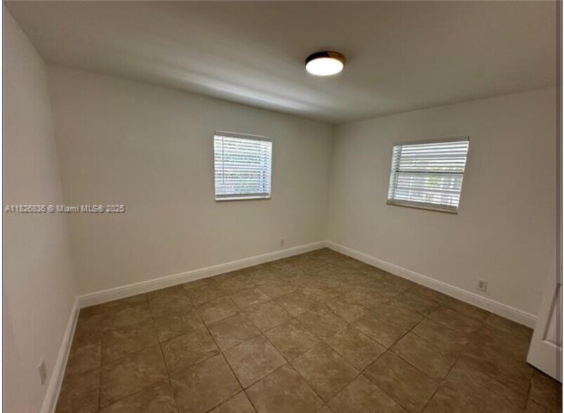 Building Photo - 4830 SW 41st Ave