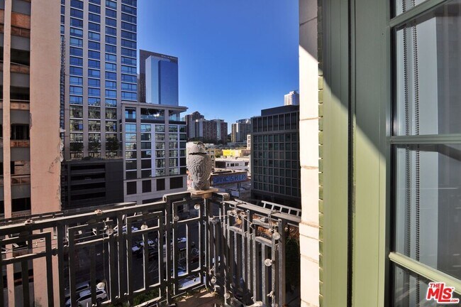 Building Photo - 416 S Spring St