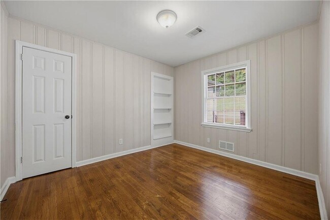 Building Photo - 1859 Winthrop Dr SE