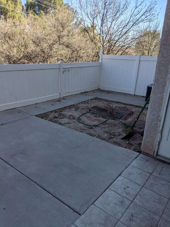 Building Photo - 3-Bed Townhouse in Saint George with Spacious 1400 Sq Ft Layout "