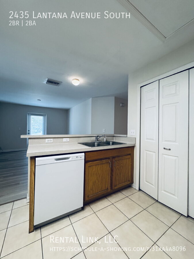 Building Photo - 2435 Lantana Ave S