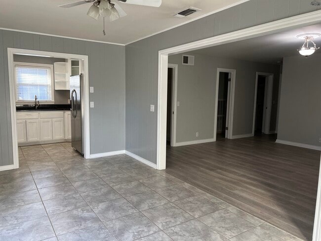 Building Photo - 2411 Clayton Ln