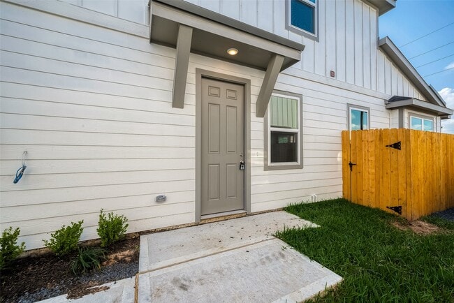 Building Photo - 27966 Western Crk Ct