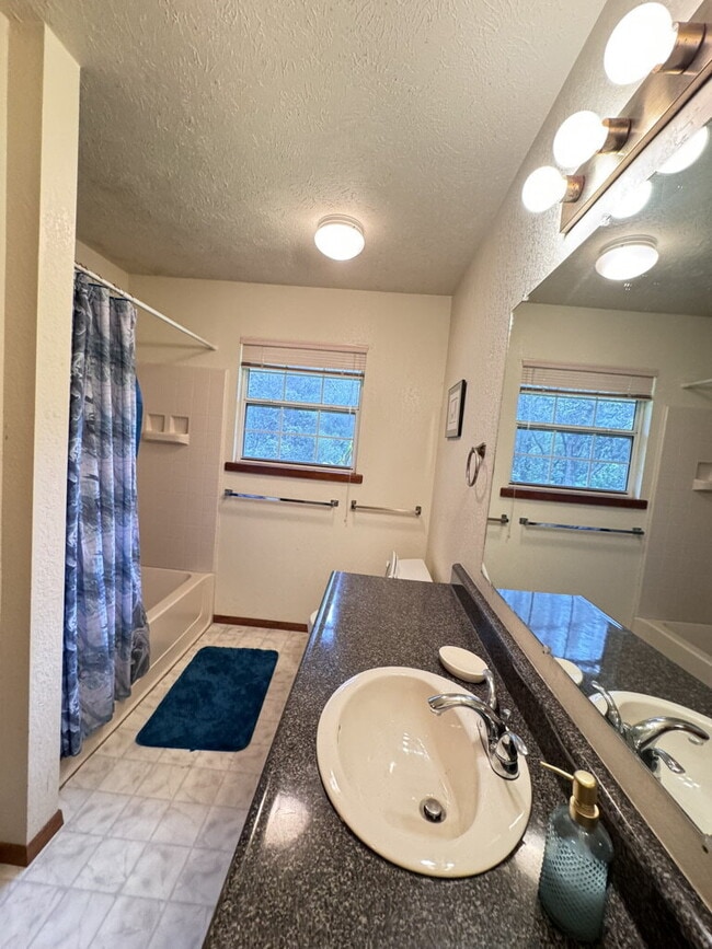 Building Photo - Charming 2bd/2.5ba For Rent in Volcano Gol...