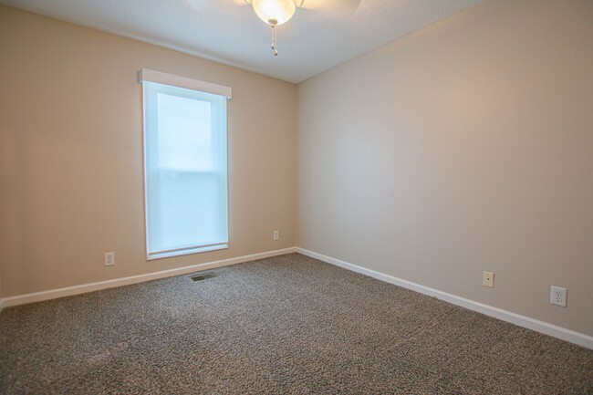 Building Photo - Pet Friendly Three Bedroom with Bonus!