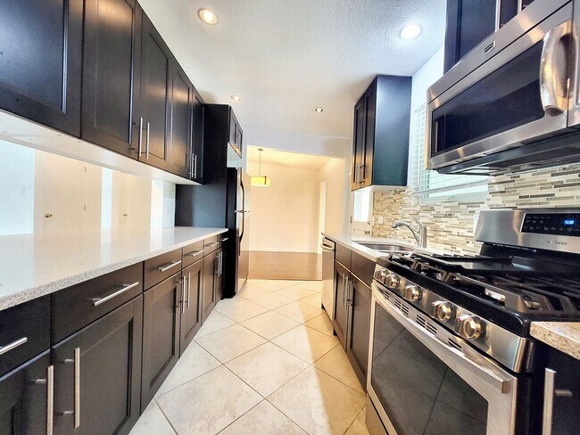 Building Photo - Inviting 3BD/1BA Home with Large Yard and ...