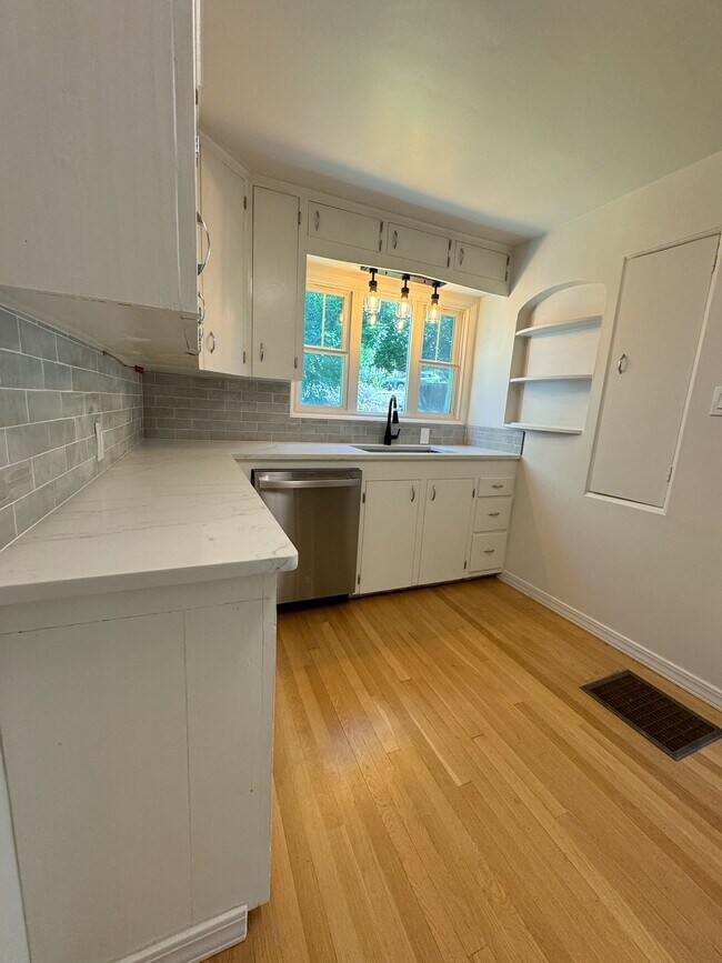 Building Photo - 978 E 5th Ave