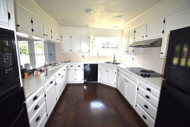 Building Photo - Spacious home on acreage and a Dairy Farm