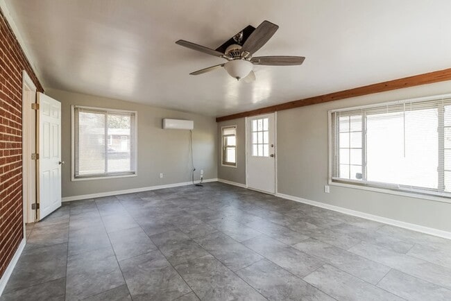 Building Photo - Gorgeous 4 Bedroom Ranch