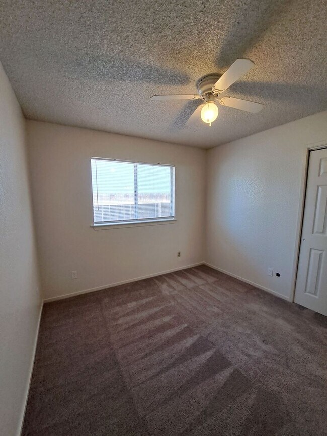 Building Photo - Single Level 3 Bedroom Home Ready to Move in!